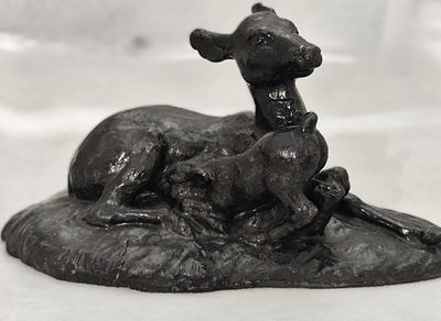 Скульптура "Олени" (Мать кормит олененка) . Чугун. 1980е гг. СССР. Клеймо: УЭТМ