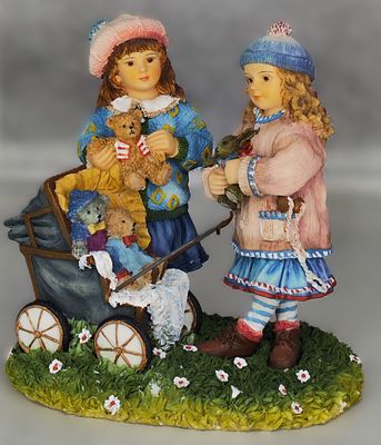 Скульптура "Девочки с коляской". Англия. Полистоун. Leonardo. Высота 11 см. Без сколов , трещин 