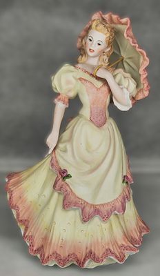 Скульптура "Дама с зонтиком". Англия. Костяной Фарфор. Coalport 1992г. Высота 20см. Без сколов 