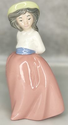 Скульптура "Девочка". Испания.Фарфор. NAO, Lladro. 1997г. Высота 15см. Без сколов, трещин 