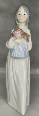 Скульптура "Девочка с куклой". Испания. Фарфор. NAO. Lladro 1989г. Высота 23,5см. Без сколов 