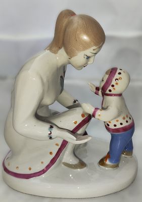Скульптура "Первые шаги". Фарфор. Полонский завод худ.керамики — с 1973 г. до 2000-х гг.. 