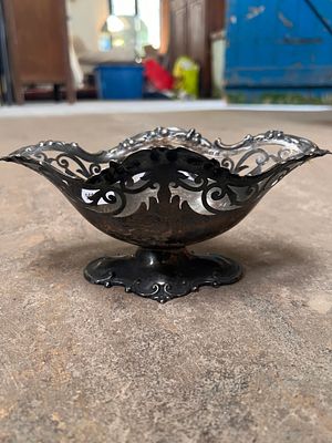 An HM silver bon bon dish with fret work and embossed decoration. 113g.