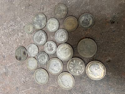 A selection of early 20th-century silver coins. 163g total.