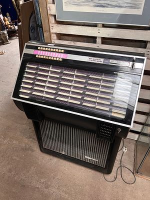 A vintage Seeburg Jukebox model ESX100-65. Unit turns on with sound but record selection is not 
