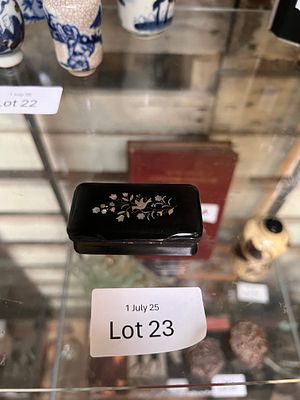 A Georgian snuff box, carved horn with mother of pearl and silver inlay detail.