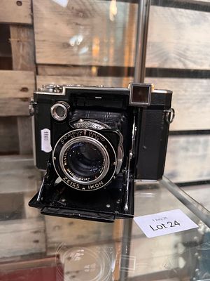A Zeiss Ikon Compur Rapid film camera.
