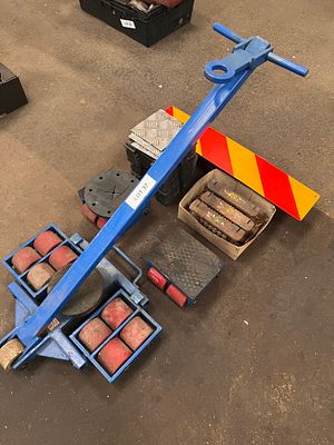 A set of machinery moving skates + 3 tracked skates + rubber and aluminium paddings