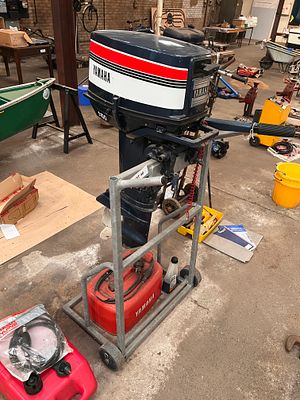 A Yamaha 25BHP 2 stroke outboard 1980 standard shaft + tank and stand