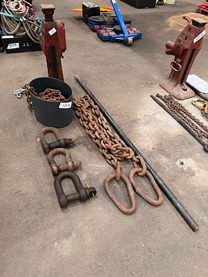 A Duff-Norton 10 tonne ratchet jack with chains, shackles and crow bar