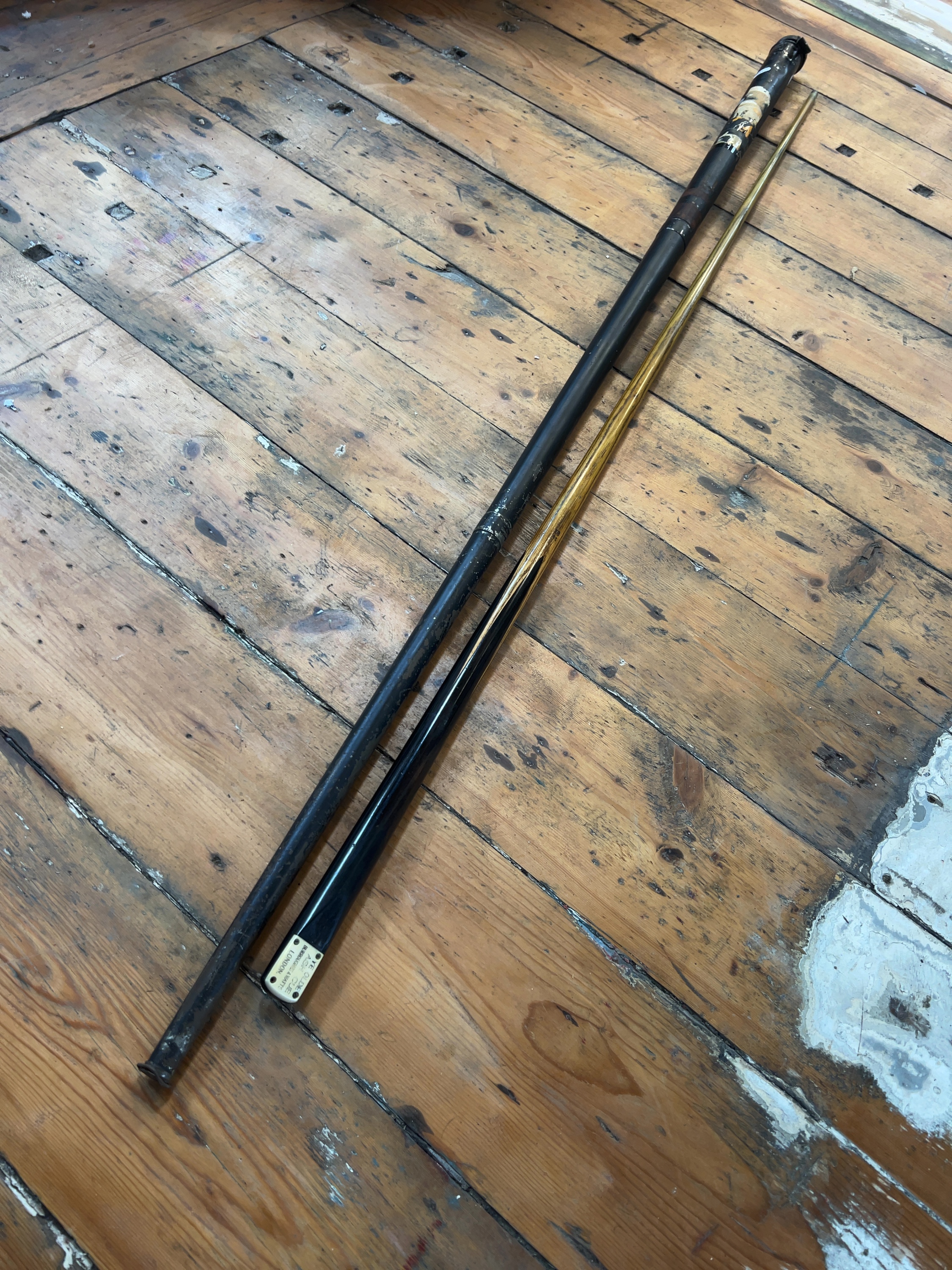 Burroughes & Watts Ye Olde Ash Cue and Metal Case