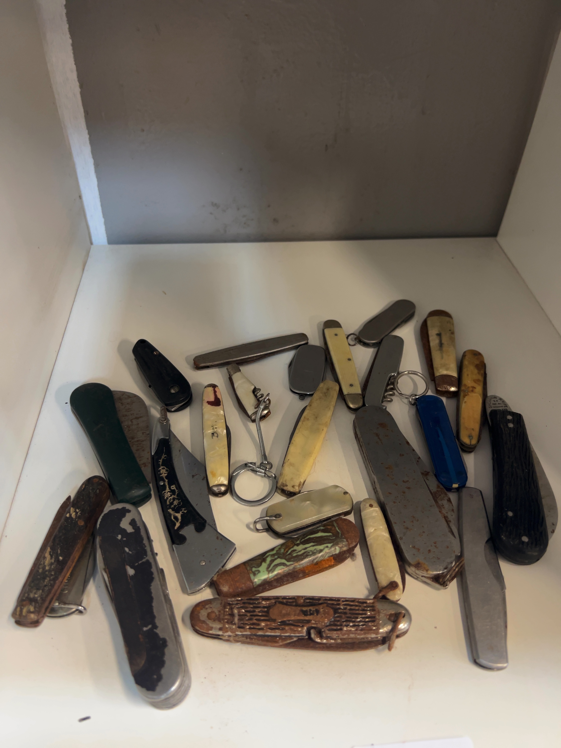 An Assortment of approximately 25 Vintage and Antique Folding Pocket Knives