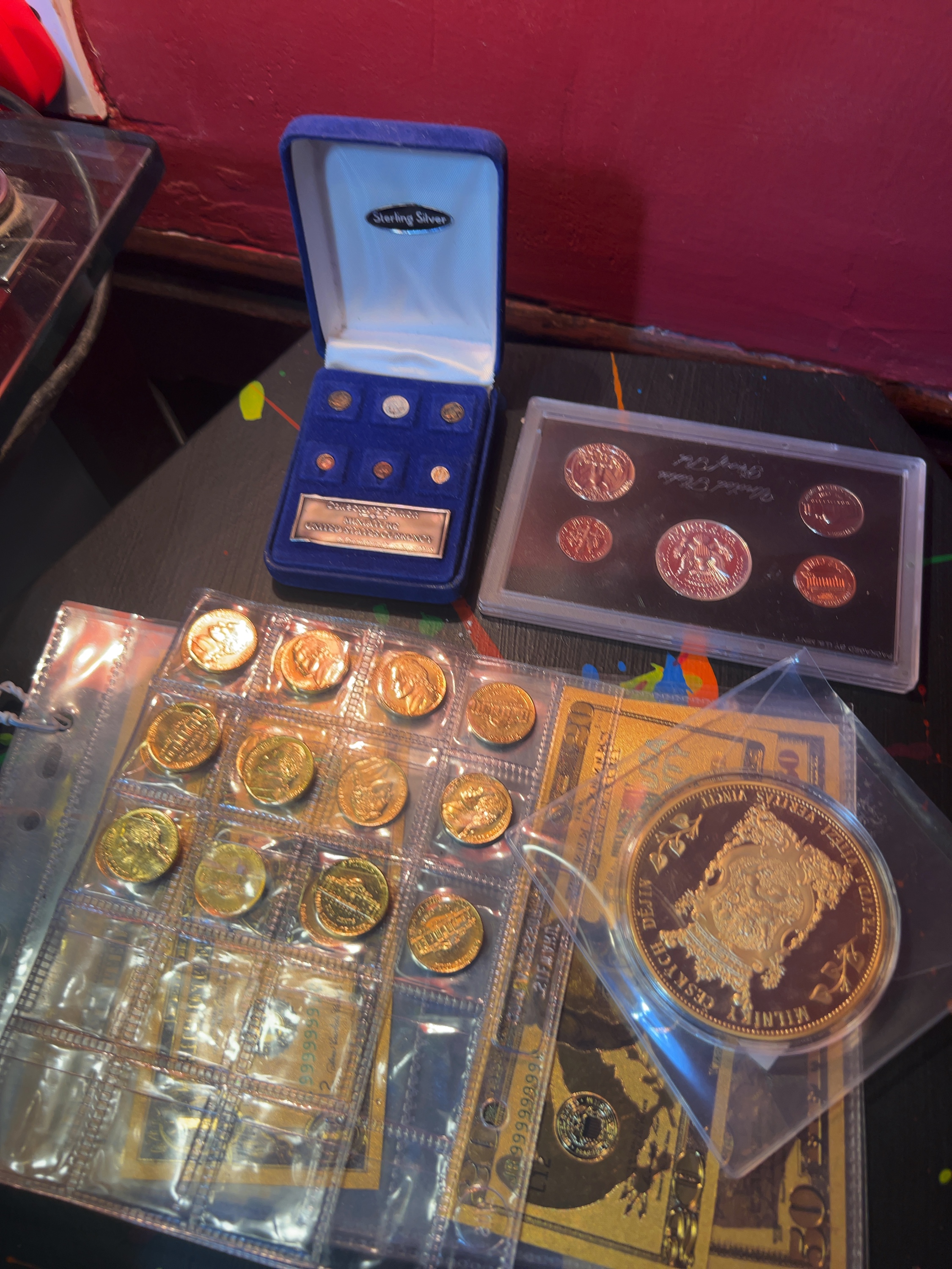 Commemorative and Novelty Numismatic Items including US Proof Set and Gold Plated Reproductions