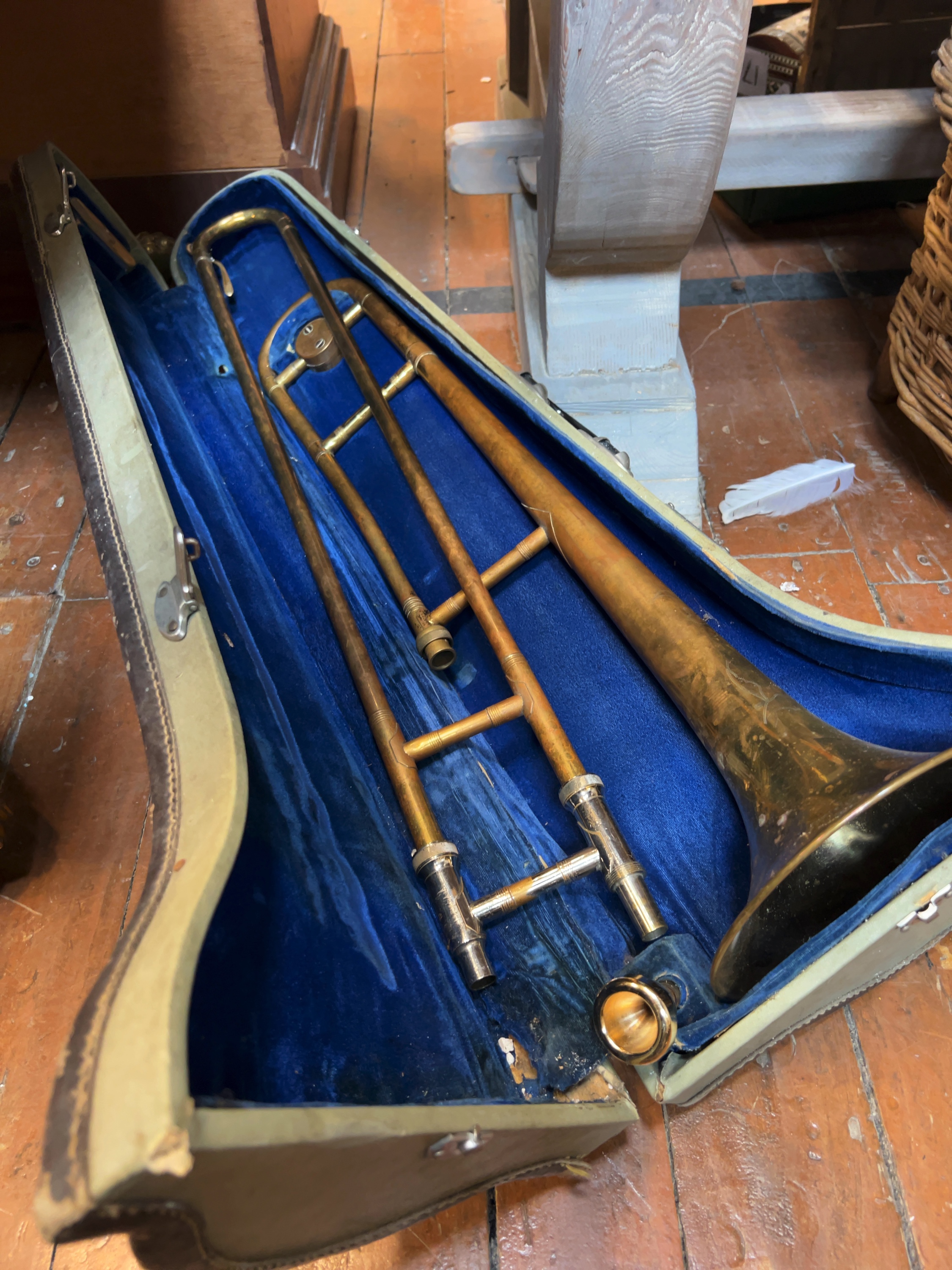 Skylark Lacquered Brass Tenor Trombone including Mouthpiece and Case