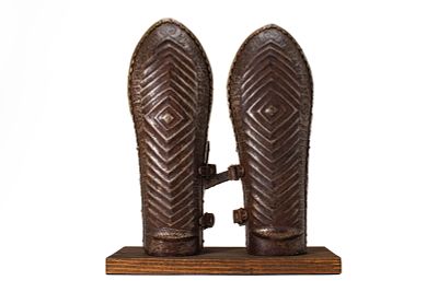 A PAIR OF ENGRAVED INDIAN ARM GUARDS, BAZU BAND. India or Deccan, Ca. 17th–18th century AD. A 