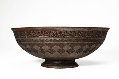 A PERSIAN ENGRAVED BRASS BOWL WITH INSCRIPTIONS AND ARABESQUES. Iran or Greater Khurasan, Ca. 