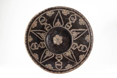 A KHORASAN BLACK-SLIPWARE PAINTED POTTERY BOWL WITH CREAM DECORATION. Possibly Khurasan, Ca. 