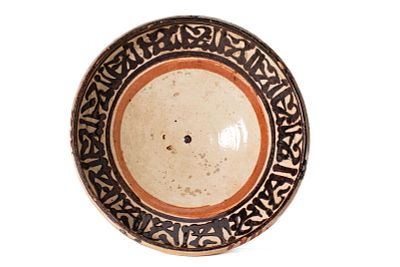 A NISHAPUR SLIP-PAINTED EARTHENWARE BOWL WITH KUFIC INSCRIPTION. Nishapur, or Central Asia, Ca. 