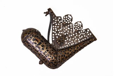 A FINE PERSIAN OPENWORK AND ENGRAVED IRON PRIMER OR POWDER FLASK. Iran, Ca. Late 17th - early 