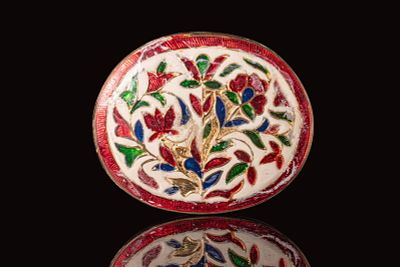 AN 18K GOLD INDIAN GOLD ENAMELLED TRINKET INLAY. India, Ca. Late 19th century AD. An oval belt 