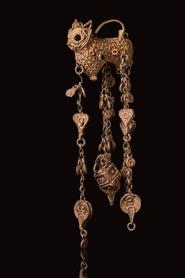 A GOLD SELJUK OPENWORK EARRING DEPICTING A CAT. Ca. 11th - 13th century AD . A hollow-cast 