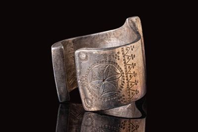 A SELJUK SILVER BRACELET WITH ENGRAVED GEOMETRIC MOTIFS. Ca. 11th - 13th century AD . A silver 