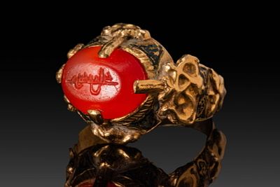 AN INSCRIBED TIMURID CARNELIAN GOLD RING. Egypt or Syria, Ca. 14th-15th century AD. A gold ring 