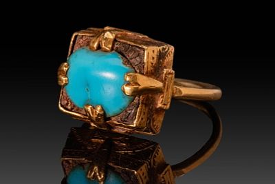 A GOLD RING WITH TURQUOISE CABOCHON, POSSIBLY LATE SELJUK/EARLY TIMURID. Ca. 13th-14th century 