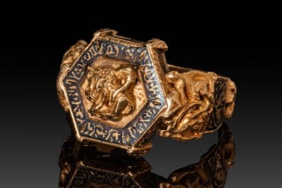 A FINELY CAST SELJUK NIELLO INLAY RING. Ca. 13th-14th century AD . An enamelled ring of 