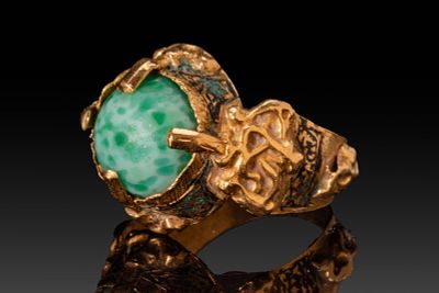 A GREEN SELJUK CABOCHON RING. Ca. 13th-14th century AD . A gold ring of substantial form 