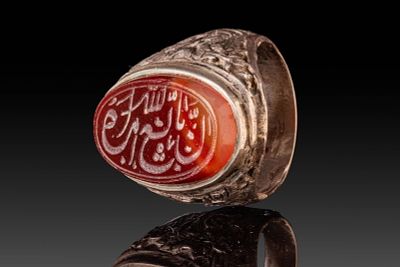 AN INDO-PERSIAN CARNELIAN INTAGLIO RING WITH INSCRIPTION. Iran or Northern India, Ca. 18th - 