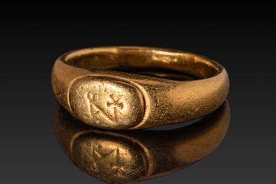 BYZANTINE HIGH KARAT GOLD RING WITH A MONOGRAM. Ca. AD 600. A 23 kt gold ring with an oval 