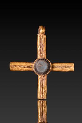 BYZANTINE HIGH KARAT GOLD CROSS PENDANT WITH BANDED GLASS CABOCHON. Ca. AD 500 - 700. A 21.5 kt 