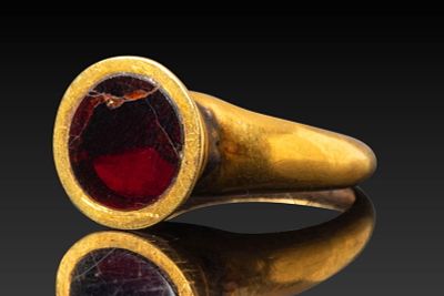 BYZANTINE OR MEROVINGIAN HIGH KARAT GOLD RING WITH RED GARNET. Ca. AD 400 - 600. An 18.5 kt gold 