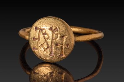 BYZANTINE HIGH KARAT GOLD RING WITH A MONOGRAM. Ca. AD 600. A 23 kt gold ring with a circular 