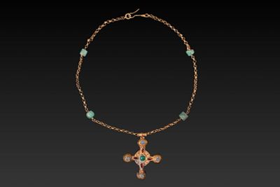 STUNNING BYZANTINE GOLD CHAIN WITH A CROSS PENDANT WITH EMERALD, GARNETS AND INSCRIBED AGATE INLAY. 