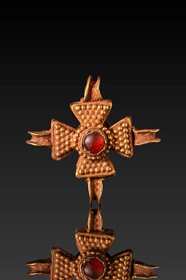 BYZANTINE HIGH KARAT GOLD CROSS WITH CENTRAL CABOCHON. Ca. AD 500 - 700. A gold cross with short 