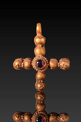 BYZANTINE HIGH KARAT GOLD CROSS WITH CENTRAL CABOCHON. Ca. AD 600 - 800. A gold cross formed 