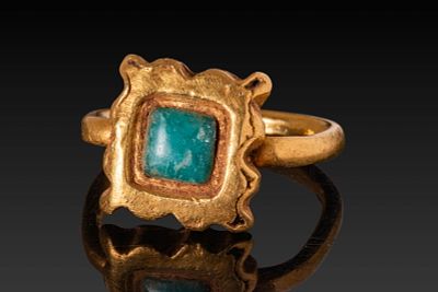 BYZANTINE HIGH KARAT GOLD RING WITH EMERALD. Ca. AD 800 - 1200. A gold ring with a solid hoop 