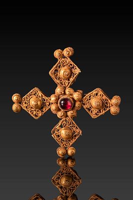 BYZANTINE HIGH KARAT GOLD OPENWORK CROSS WITH CENTRAL CABOCHON. Ca. AD 600 - 800. A gold 