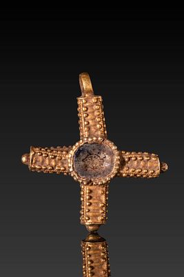 BYZANTINE HIGH KARAT GOLD CROSS PENDANT. Ca. AD 400 - 600. A gold cross formed of tubular arms 