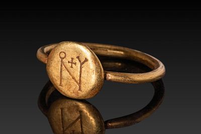 BYZANTINE HIGH KARAT GOLD RING WITH MONOGRAM. Ca. AD 600. A 21 kt gold ring with a flat circular 