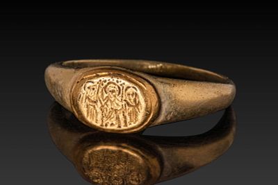 BYZANTINE GOLD RING DEPICTING CHRIST BETWEEN TWO SAINTS. Ca. AD 600. A gold ring with an oval 
