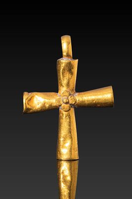 BYZANTINE HIGH KARAT GOLD CROSS PENDANT WITH FLOWER. Ca. AD 600. A 22.5 kt gold cross with 