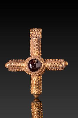 BYZANTINE HIGH KARAT GOLD CROSS PENDANT WITH CENTRAL RED GARNET CABOCHON. Ca. AD 500 - 700. A 