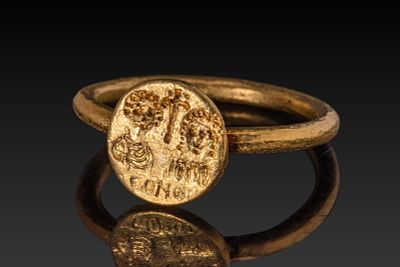 BYZANTINE HIGH KARAT GOLD MARRIAGE RING. Ca. AD 600. A solid 22 kt gold marriage ring with a 