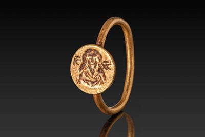 BYZANTINE HIGH KARAT GOLD RING DEPICTING CHRIST AND INSCRIPTION. Ca. AD 600. A 23.5 kt gold ring 