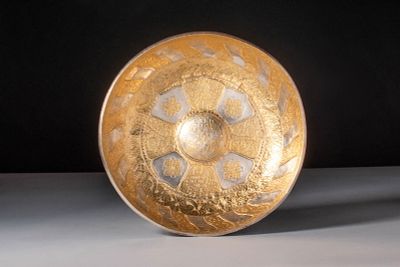 BYZANTINE SILVER-GILT MESOMPHALOS SHALLOW BOWL WITH COMPLEX ORNAMENT. Ca. AD 1000 - 1200. A 