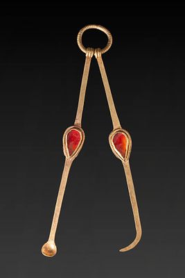 OSTROGOTHIC OR GERMANIC HIGH KARAT GOLD COSMETIC IMPLEMENTS WITH CARNELIAN INLAYS. Ca. AD 