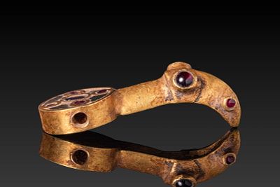 MEROVINGIAN GARNET-INLAID HIGH KARAT GOLD BELT FITTING WITH BEAST HEAD. Ca. AD 400 - 600. A gold 